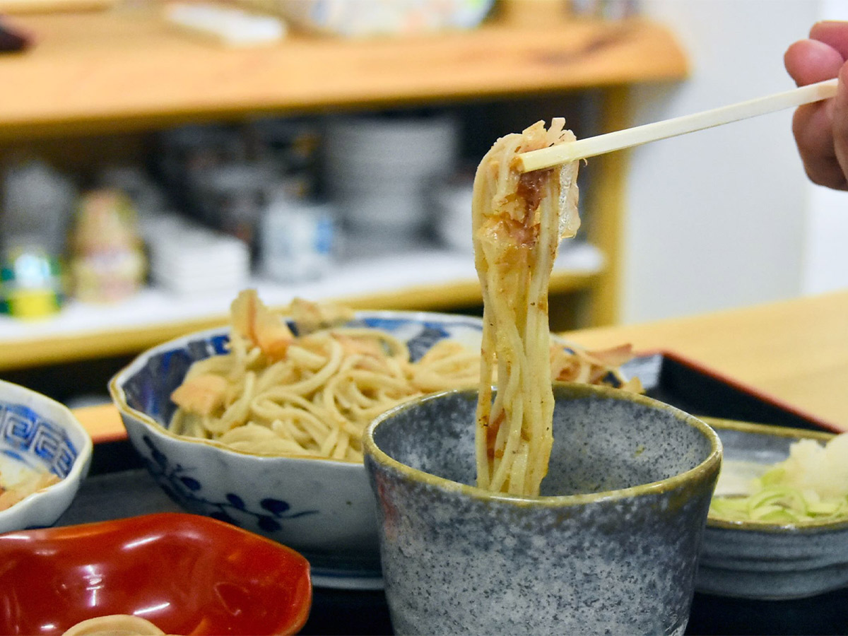 まずは薬味を半分つゆに投入し、普通につけて食べる