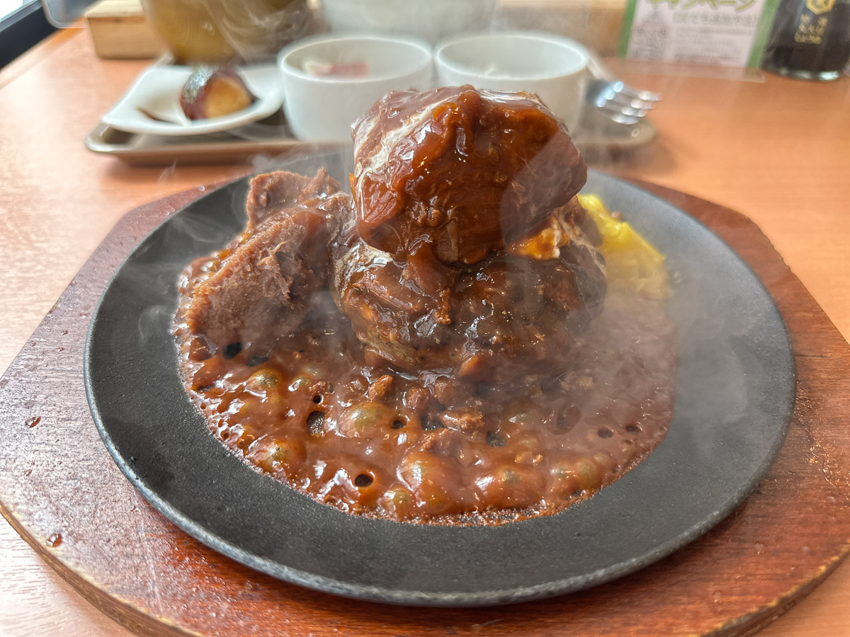旨い店はタクシー運転手に訊け! 池袋にしかない『ハンバーグは飲み物。』の牛タン×絶品ハンバーグの最強の食べ方とは?