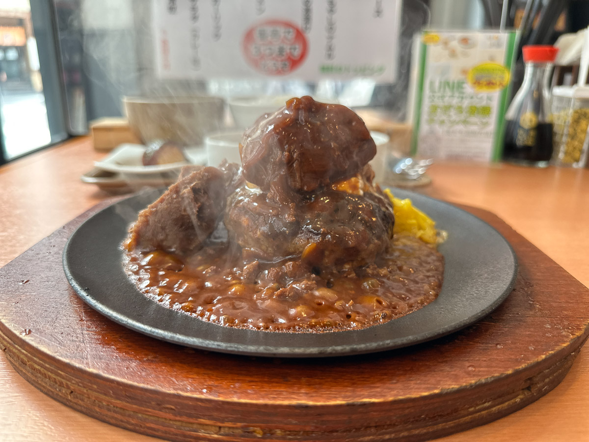 「牛タンのせ粗挽きビーフハンバーグ」(1790円)。ソースはデミグラスソース