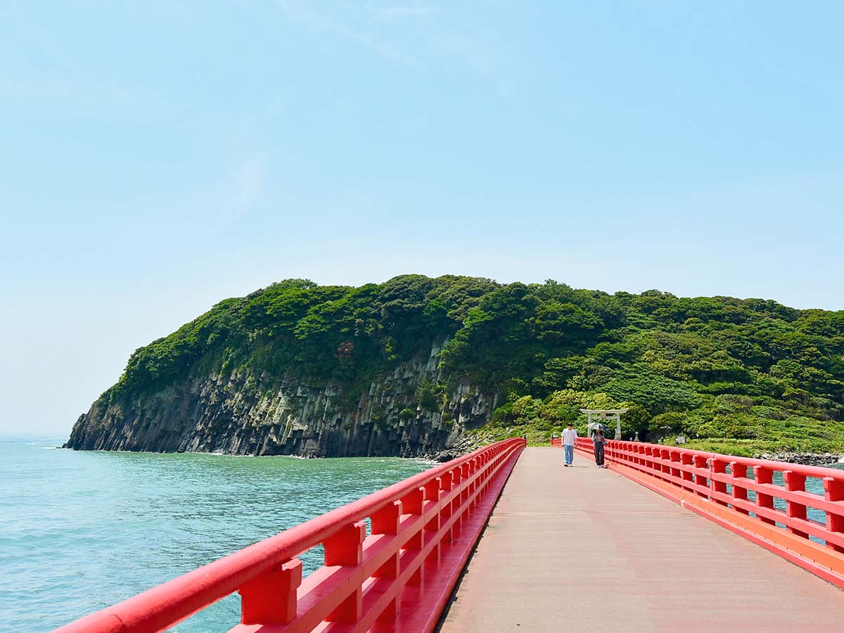 一生に一度は行きたい神秘の絶景！ 福井県の“神の島”「雄島」と「東尋坊」を歩くフォトジェニックな旅