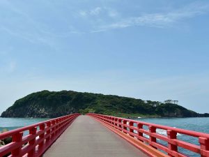 雄島にかかる赤い橋が映える