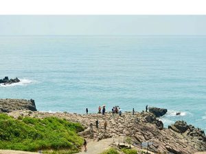東尋坊のメインスポット。ここは東尋坊のほんの一部。越前加賀海岸国定公園の特別保護地区にあり、国の名勝・天然記念物にもなっています