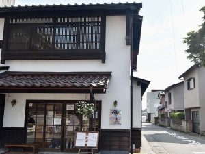 三国湊らしい和の建物が素敵
