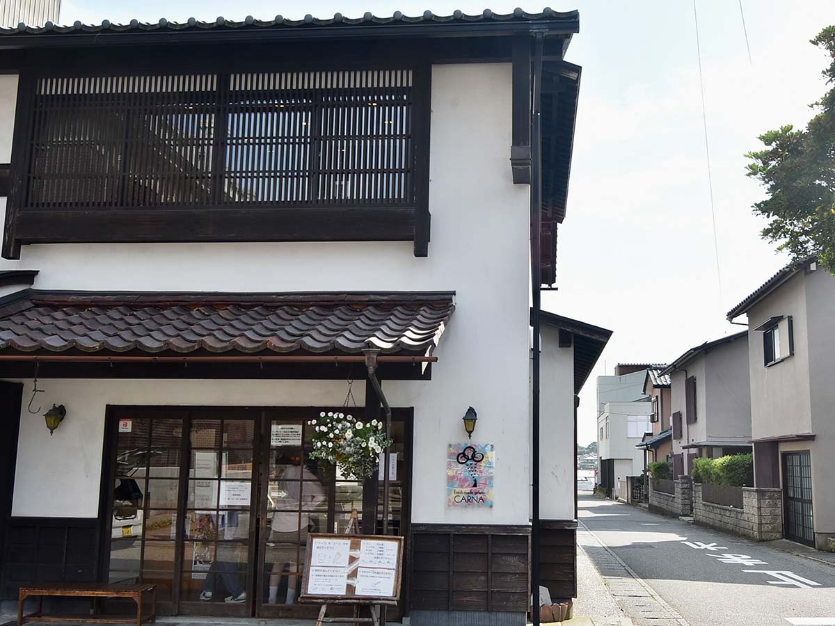 三国湊らしい和の建物が素敵