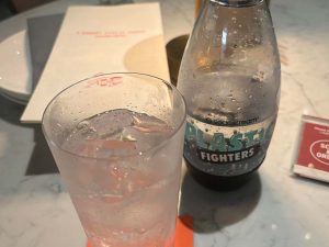 「ソーダストリームできたて強炭酸」2杯分20円（税込）。氷が入ったグラスとソーダストリームボトルで提供される