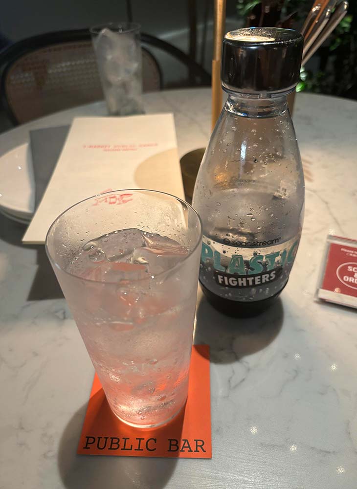 「ソーダストリームできたて強炭酸」2杯分20円（税込）。氷が入ったグラスとソーダストリームボトルで提供される