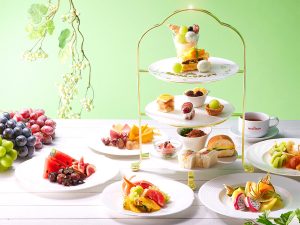 桃を含むカットフルーツは食べ放題、コーヒーと紅茶もおかわり自由です！