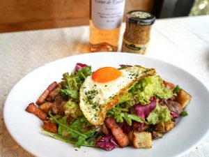 試食会で一番好きだったのが「自家製ベーコンと砂肝のリヨン風サラダ」
