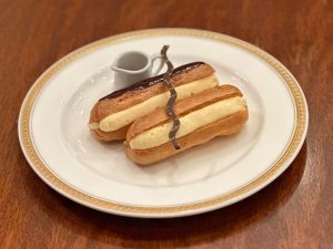 パリッサクッとしたシューにあふれそうなほどのクリームが……