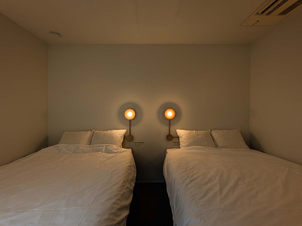 落ち着いたベッドルームで心地よい眠りを