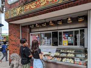マダム以外にカップルなども買い求めていました
