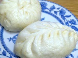 「野菜まん」450円（手前）、「五目肉まん」500円（上）