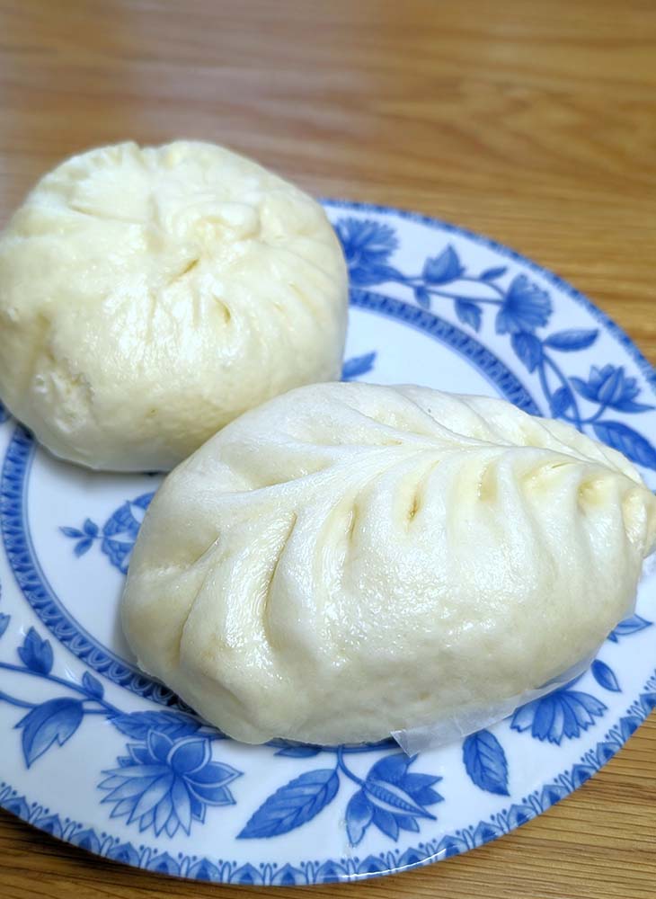 「野菜まん」450円(手前)、「五目肉まん」500円(上)