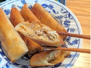 　味付けも上品で、長年あの場所で愛されている理由がすべて詰まっていました。これはバツグンに美味しかった！　ここ最近美味しかったものは？ と質問されたら、迷わずこの「春巻き」と答えるでしょう。（ライター・亀井）