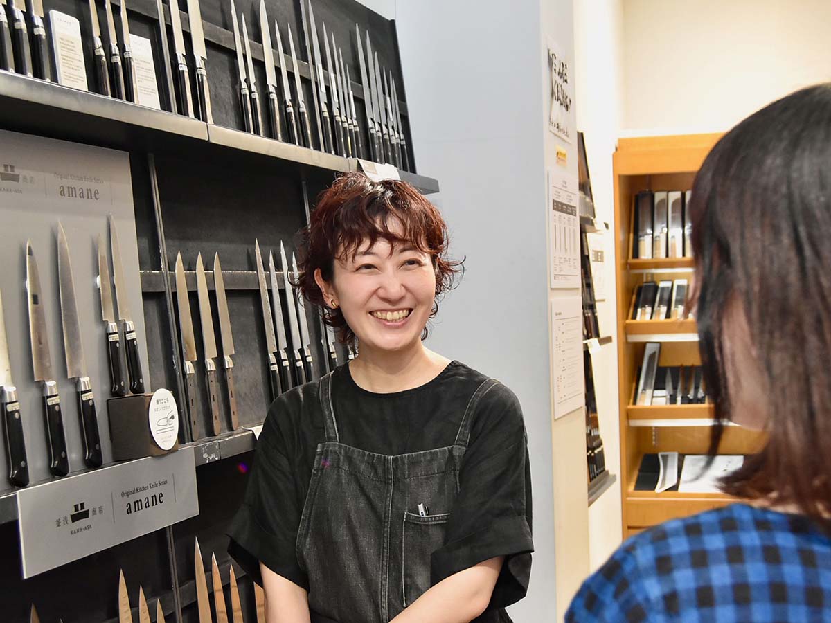 丁寧に使い勝手のいい包丁を教えてくれる斎藤さん