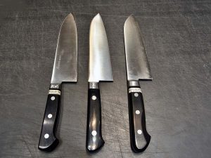 牛刀と菜切の良さを併せ持つ三徳