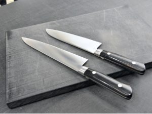 手前が「amane 牛刀」1万9580円〜、奥が「amane 三徳」2万790円。三徳の方が少し短く幅感があります