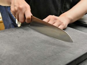 『釜浅商店』の「三徳包丁」。実際に握ってみることで、刃がすっと動く「ハマグリ刃」のカーブを実感