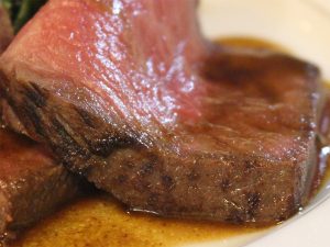 谷崎潤一郎の小説にも登場する銀座の老舗『ローマイヤレストラン』で食べられるステーキみたいな絶品ローストビーフとは？