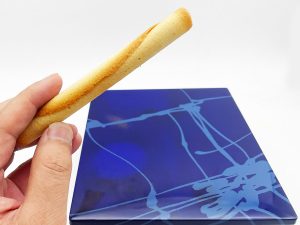 ヨックモックの缶に描かれた抽象画みたいなイラストは何なのか？ メーカーに聞いてみた！
