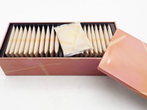 定番品「ドゥーブル ショコラ オレ」の缶。「シガール」同様、こちらも「やさしく、やわらかく、光を発する」がデザインコンセプト