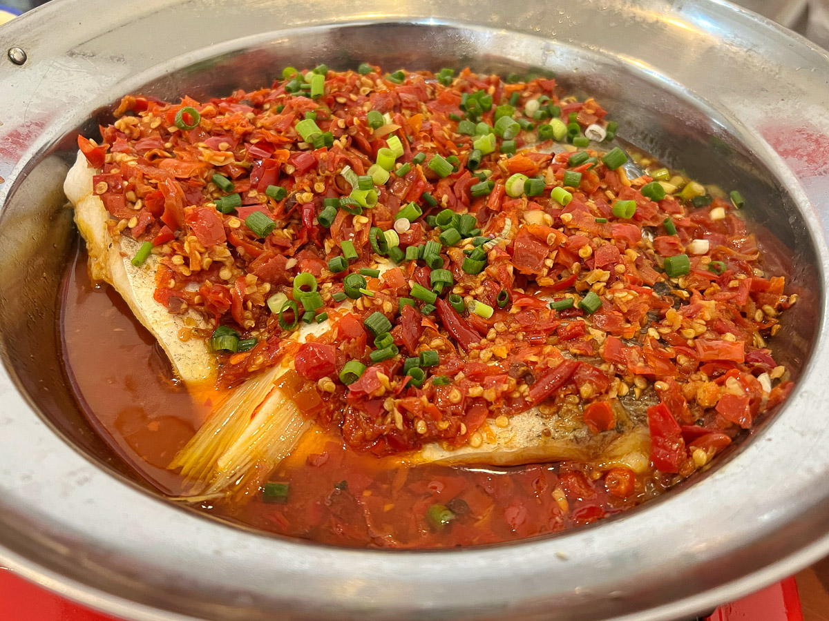 「ドゥオ椒魚頭（ドゥオジャオ・ユートウ）」（魚の頭の唐辛子蒸し）