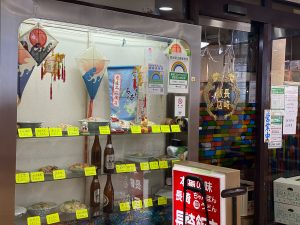 多種多様なメニューサンプルが並ぶショーウィンドウ