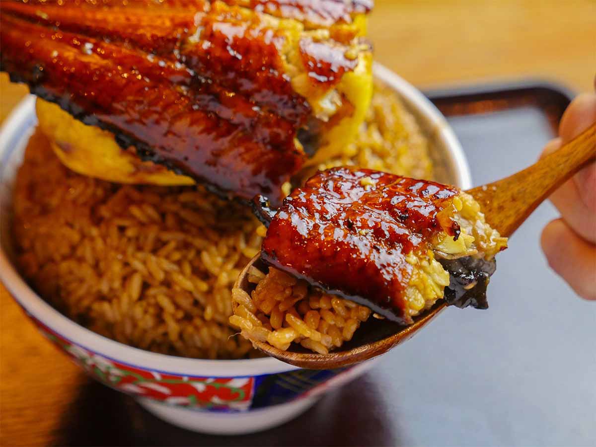 「そびえる鰻玉丼」