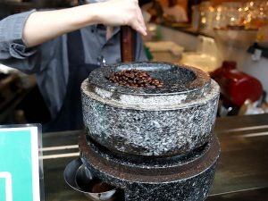 石臼とコーヒー豆という珍しくも画になる組み合わせ