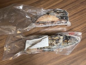 常に冷凍庫に3本ストック。溜め水に漬けて10分で解凍できます。中心は半解凍くらいで切ると臭みをほとんど感じません。私はコープで注文しています。価格は700〜800円くらい