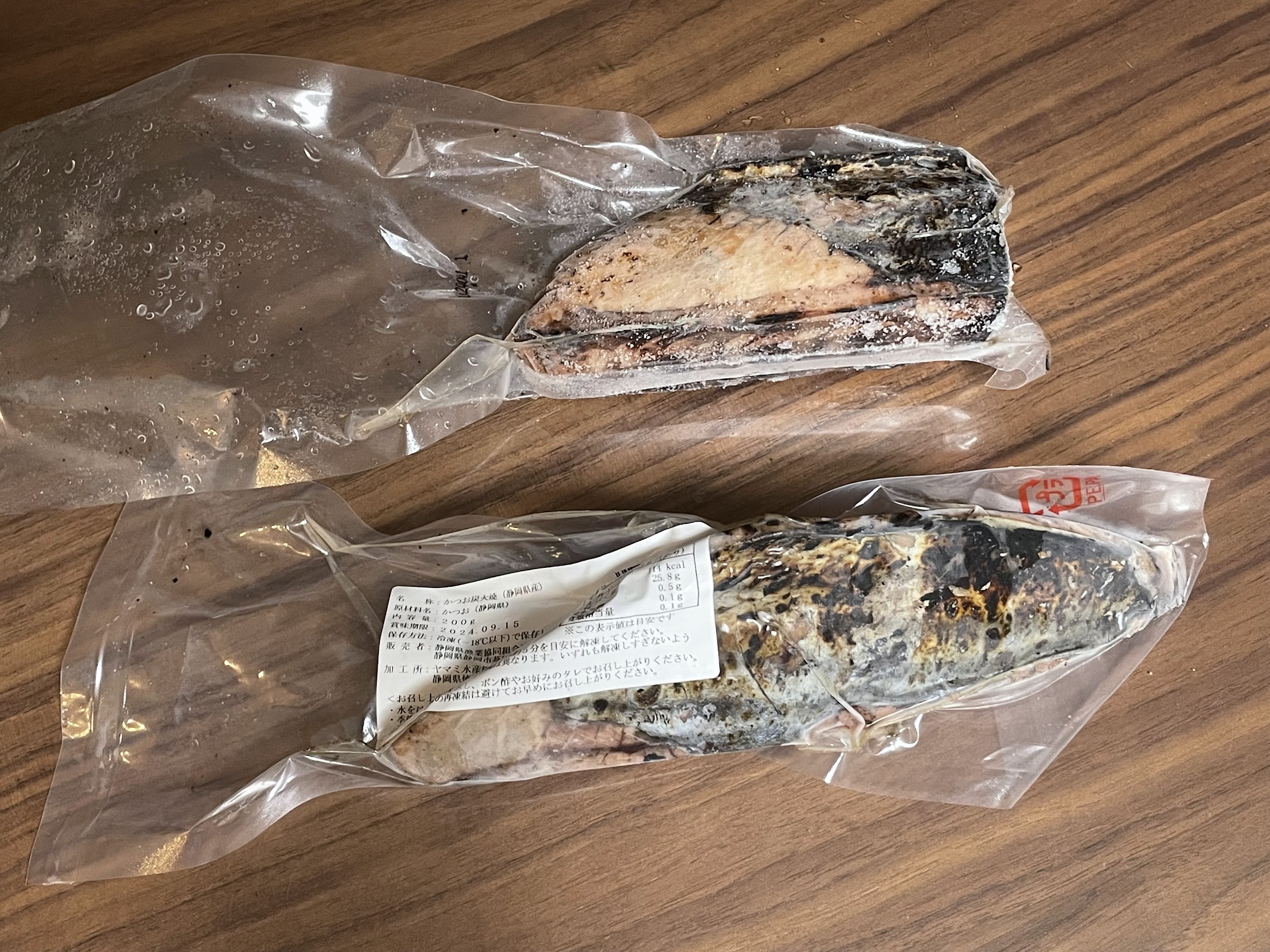 常に冷凍庫に3本ストック。溜め水に漬けて10分で解凍できます。中心は半解凍くらいで切ると臭みをほとんど感じません。私はコープで注文しています。価格は700〜800円くらい