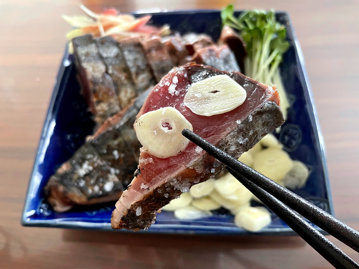 鰹一切れに対し、にんにく2スライスが基本。人と会うに前日は塩たたきを食べられない悲しさ