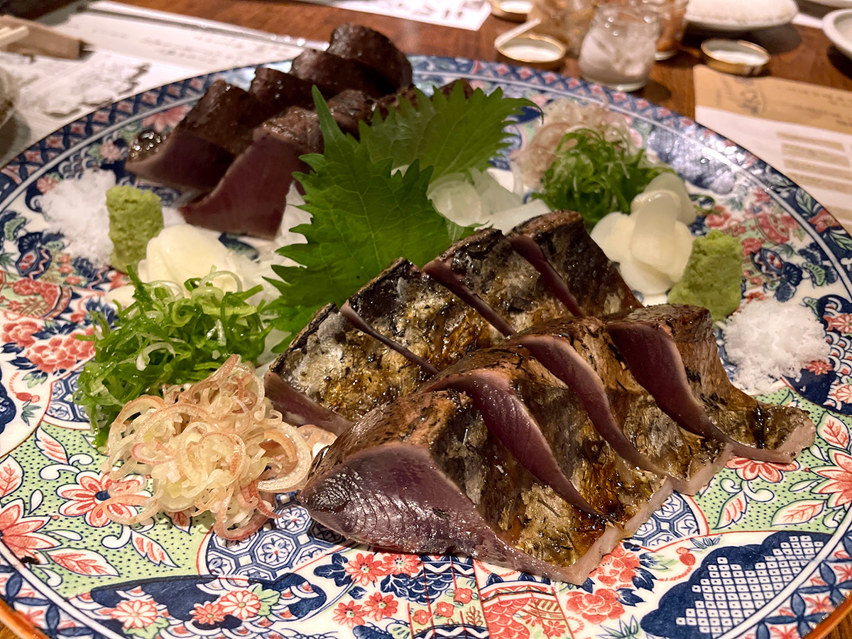 「鰹のわら焼き塩たたき皿鉢盛り」3278円。ひー、分厚い! 一通りの薬味がついており、ポン酢でも楽しめる