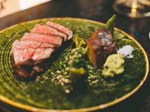 「特選和牛と季節の野菜の炭火焼き」