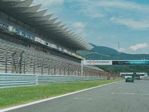 各日12時開催。50台ほどが参加する人気のアクティビティ　※開催日は要確認　