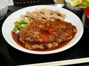 1kgのデカ盛りハンバーグも！？ 大阪の隠れ家居酒屋『柳小路』で話題のわんぱくランチを実食