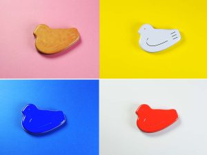 　店頭で買う場合は鳩サブレーカラー、ブルー、レッド、ホワイトの鳩サブレー缶が4つセット。2500円。オンラインはこちらに鳩サブレー8枚入りが一緒にセットされる。3100円（いずれも税込）