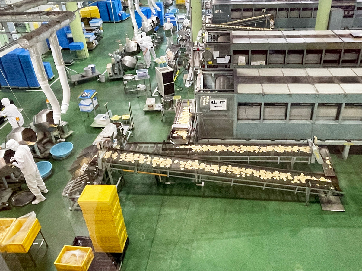 「日の出屋製菓」の工場の様子。せんべい1枚ずつが丁寧に焼き上げられていきます[食楽web]
