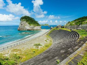 コーガ石造の階段と鳥ヶ島