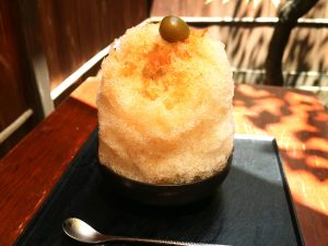 青梅1200円。『くず餅乳酸菌』入りのかき氷が味わえるのは、おそらく船橋屋だけ