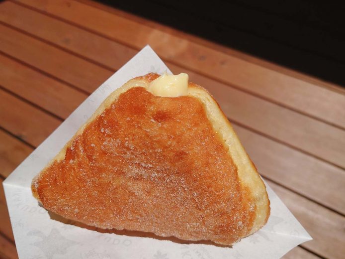 店の後ろにあるベンチに座って食べられる [食楽web]