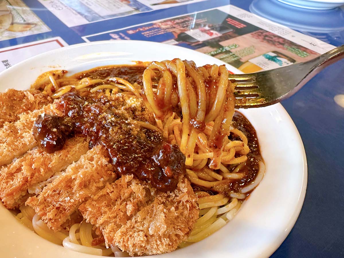 カツの下にはSサイズとは思えない大量のパスタが!