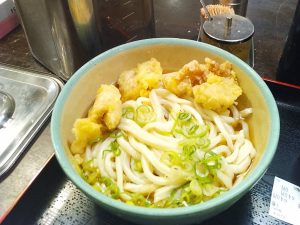 旨い店はタクシー運転手に訊け！夏こそ食べたい新橋『おにやんま』の絶品とり天うどん