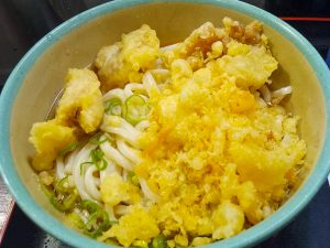 「冷・とり天ぶっかけ　大盛」(640円)。無料の天かすやおろし生姜をたっぷり入れて