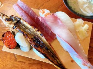観光客はまだ知らない！？ 寿司界のデカ盛り 『力寿司』のナイフで食べる“ジャンボ寿司” 【山口の隠れた一皿】