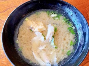 　セットのお味噌汁は出汁の旨味と優しい味噌のコンビが絶妙。単品注文になったとしても絶対注文すべき裏ボス的存在です。