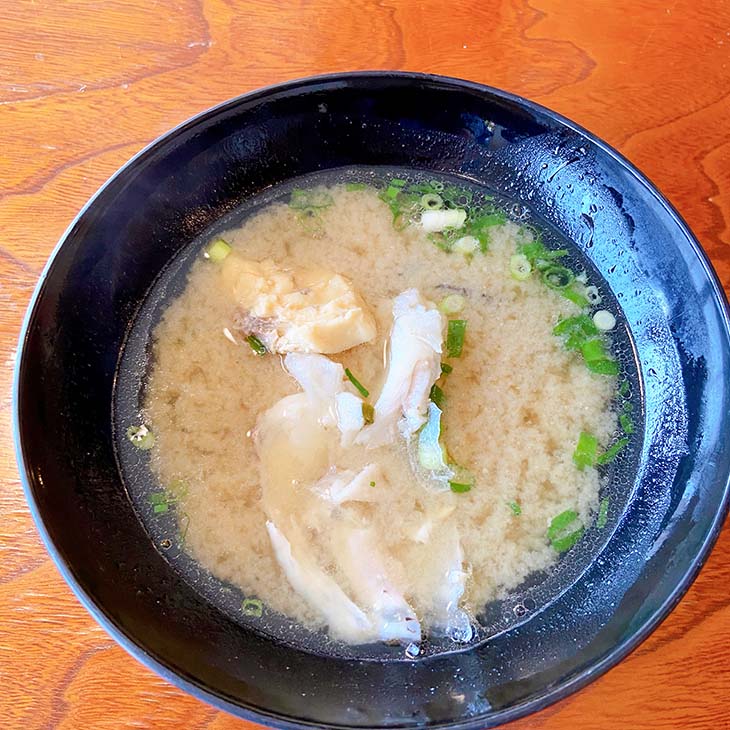 セットのお味噌汁は出汁の旨味と優しい味噌のコンビが絶妙。単品注文になったとしても絶対注文すべき裏ボス的存在です。