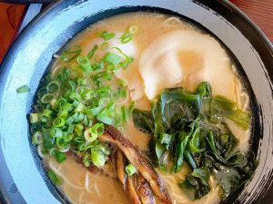 「魚介豚骨らーめん」880円 [食楽web]