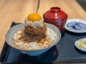 【銀座グルメ】ふっくら感も肉汁もゼロ！ なのに旨くてハマる絶品「ハンバーグ丼」を『挽肉屋 神徳』で味わってきた