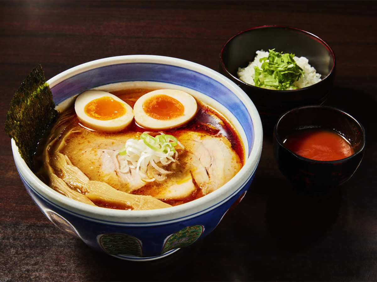 『東京駅 斑鳩』の「海老チリ 3変化らー麺」ノーマル:1650円/東京駅バージョン:1950円